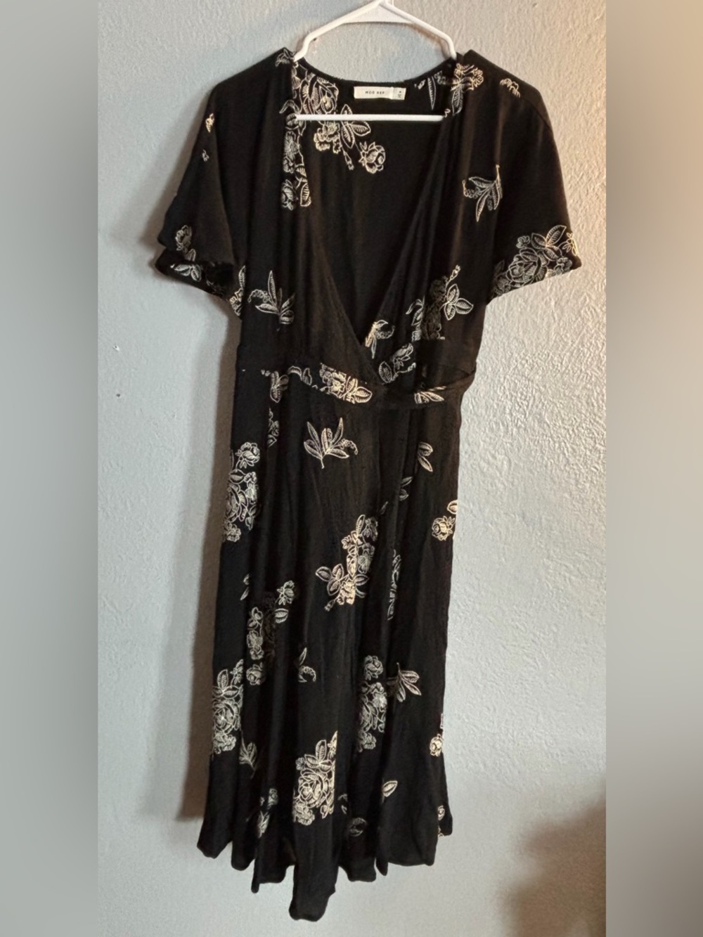 Mod Ref Black Dress with White Floral Embroidery SZ M V-neck short sleeves